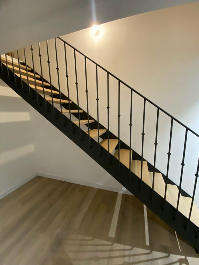golfe metal escalier droit style bistrot marche bois garde corps
