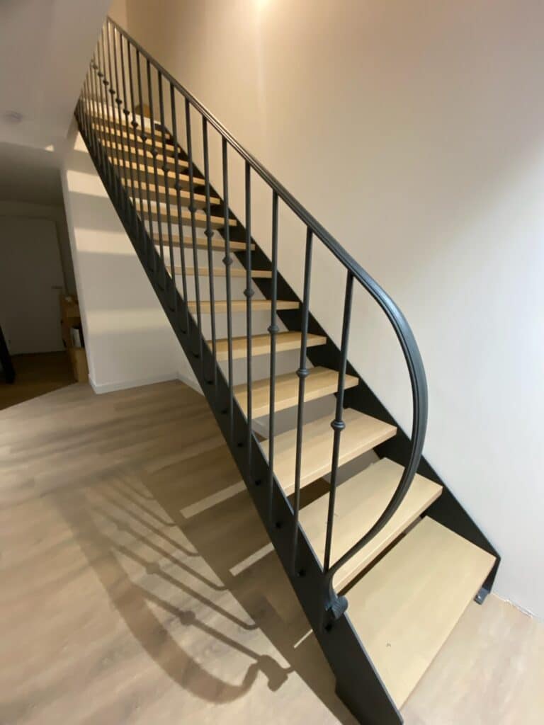 golfe-metal-escalier-bistrot-pluneret